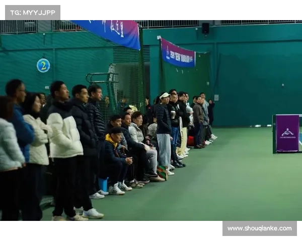 网球小组赛精彩对决 各路高手争夺晋级资格 上演激烈角逐 网球小组赛精彩对决 各路高手争夺晋级资格 上演激烈角逐